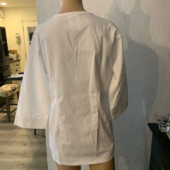 Butter Soft White 3/4 sleeve scrub in white - Picture 5 of 5